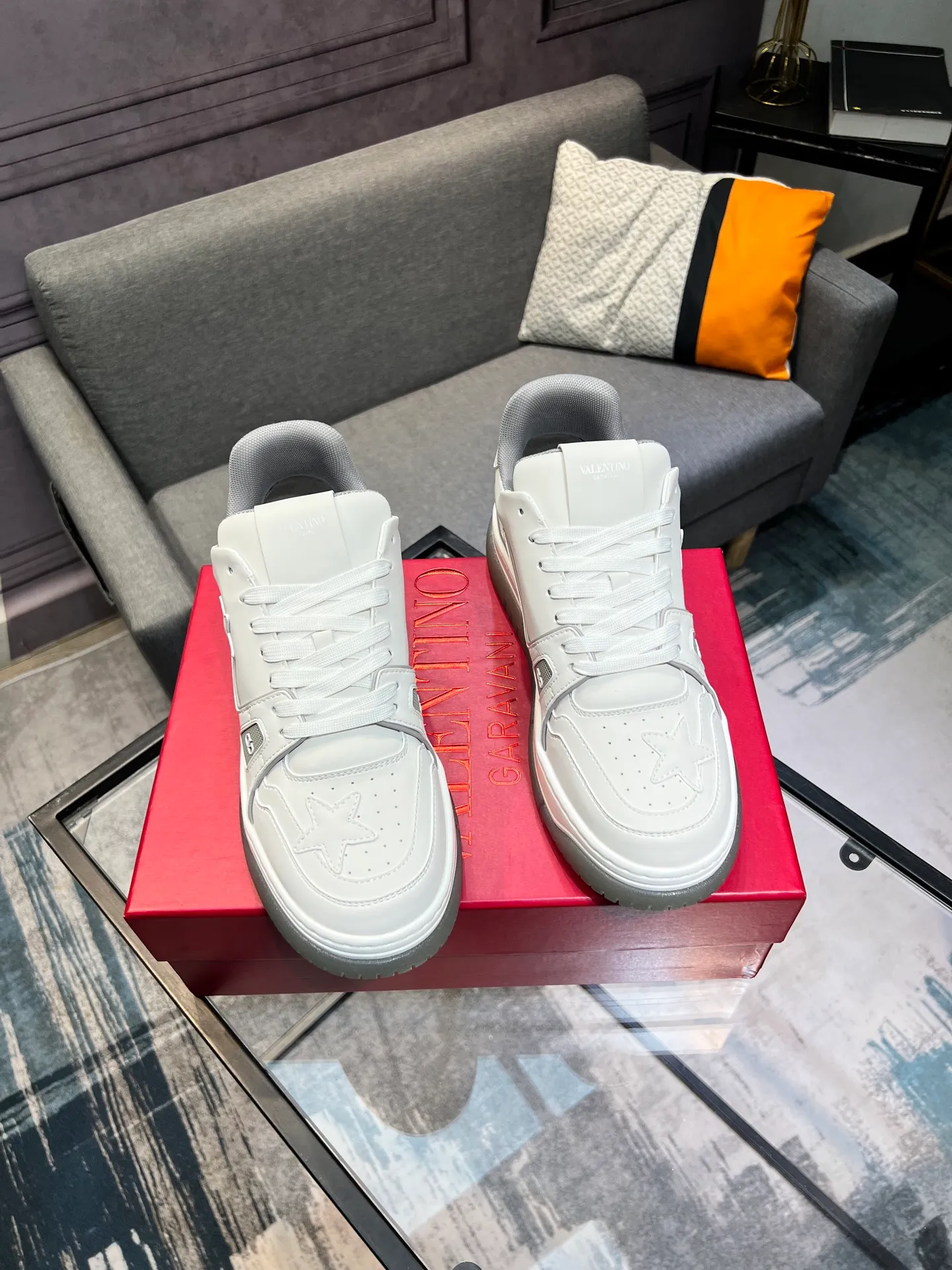 Men's Men's Shoes 💰660 Valentino 2023 early autumn new star shoes are now online! Wang Hedi and Ren Jialun have been worn by many celebrities. Who can refuse the same couple shoes as Wang Hedi! The design of Stars Stab My Heart is cool and spicy. The material of the shoes is cowhide, and every color is beautiful! Size 35-40, men’s size 39-44 (women’s 41, men’s 38, 45🉑️customized)